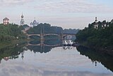 Vue de la cathédrale et du clocher depuis la rivière Vologda et le pont d'Octobre. Brume matinale.