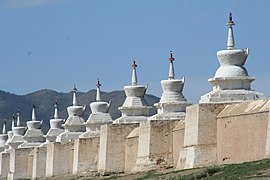 Vista del muro exterior con sus estupas