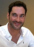 Tom Ellis interprète Lucifer Morningstar et Michael Demiurgos le frère jumeau de Lucifer.