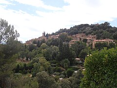 Vue du village dans le paysage.