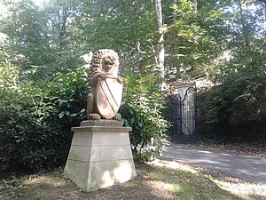 Wappenschild tragende Löwenskulptur an der Auffahrt zur Villa Jordaan