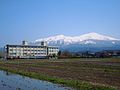 遊佐高校と鳥海山（山形県）