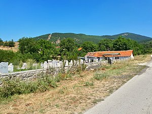 Le cimetière du village à l'entrée du village