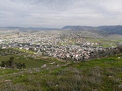 כפר קליל במבט מהר ברכה. מעליו בתמונה ניתן לראות את הכפר רוג'ייב, ומשמאלו את פאתי מחנה הפליטים בלאטה בשכם. ברקע ניתן לראות את רכס הגדעונים.