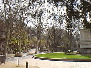 TPU Père Lachaise Cemetery di musim panas