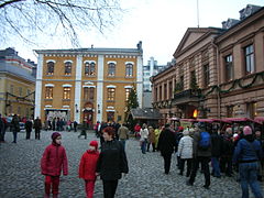 L'ancien hôtel de ville et l'immeuble Brinkkala à droite.