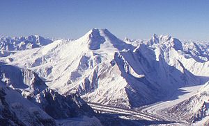 Chogolisa in der Bildmitte; der Vignegletscher rechts davon