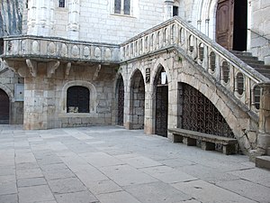 Le parvis et l'entrée de la crypte Saint-Amadour