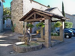 La fontaine et le lavoir.