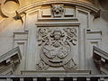 Fotografía del escudo de la puerta de la Basílica del Gran Poder