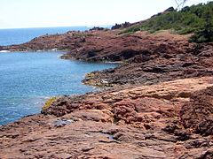 Anciennes coulées de roche volcanique sur le flanc est du Dramont