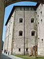 Deux œuvres du sculpteur valdôtain Dorino Ouvrier près du bâtiment central