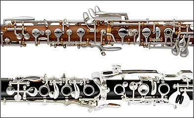 En haut : les plateaux de certaines clefs du hautbois sont percées ; En bas : clés en anneau sur une clarinette (système allemand).