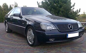 Photo d'une coupé Mercedes-Benz CL 500 vue de trois-quarts avant.