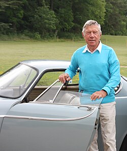 Pelle Petterson med en Volvo P1800.