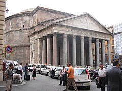 place, au fond colonnes et fronton antique