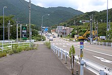 画像左 :構想では名阪国道の起点は国道1号と国道25号が分合流する関町新所付近が想定された。画像右：クローバー型のランプウェイの造成は小山の地形を利用した[6]。