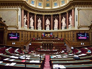 Le plateau, la tribune de l’orateur et l’hémicycle.