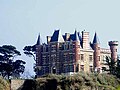 Vue du château, avant sa transformation en hôtel-restaurant, depuis la plage de la Grande Salinette.