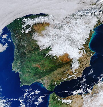 Forte nevasca causada pela tempestade Filomena atingiu a Espanha em janeiro de 2021 e persistiu no solo por muitos dias na maioria do país, como mostra esta imagem do satélite de observação da Terra Copernicus Sentinel-3. Oitava tempestade nomeada da temporada europeia de vendavais de 2020–2021, Filomena se formou sobre o Oceano Atlântico perto das Ilhas Canárias em 7 de janeiro. Enquanto a tempestade atravessava a Península Ibérica, sua borda dianteira colidiu com o ar frio que estava sendo canalizado do Ártico, resultando em uma nevasca persistente e pesada, que chegou a 60 cm em Madri. Pelo menos 5 pessoas morreram devido aos efeitos do clima frio na Espanha. (definição 3 764 × 3 764)