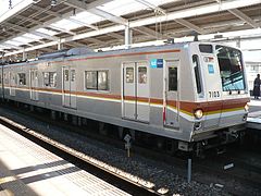 副都心線対応改造後の7103号車 外観の変化はラインカラーの変更程度である。