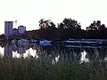 Port de plaisance et silos.