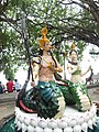 Suami-istri nāga di Wat Thong Bon, sebuah kuil di Bangkok, Thailand.