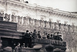 Desde la versión inicial del mausoleo de Lenin, Stalin realiza el elogio de un comandante del Ejército, 1925.