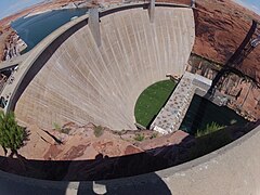 Vue plongeante du barrage de Glen Canyon en 2013.