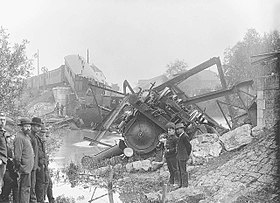 Vue de l'accident, la locomotive de tête gît roues en l'air.