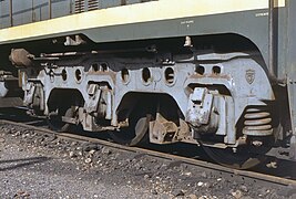 Un des bogies en acier moulé de la 62026 à Bobigny.