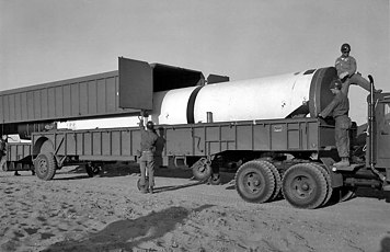 Le transporteur transportant la section de poussée du missile CC-1004 (2).