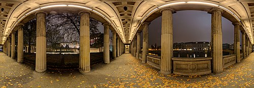 Panorama nocturno de la columnata de la Isla de los Museos