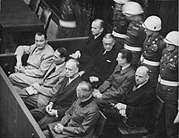 ニュルンベルク裁判の法廷で戦犯容疑者らを監視する米軍憲兵。白い鉄帽及び帯革を着用している。