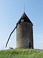 Le moulin de Ballan, typique de la région[Note 3] (mai 2009)