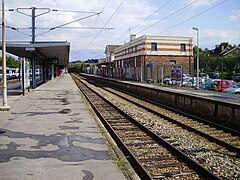 Depuis le quai B en regardant vers Paris-Saint-Lazare : bâtiments du quai A et parking.