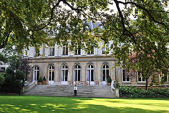 Terrasse de l'hôtel de Beauvau et arrière de l'hôtel.