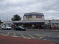 L'attuale edificio della stazione di Hounslow West, mantenuto anche dopo l'interramento dei binari