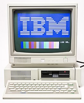 IBM PCjr с оригинальной клавиатурой типа "chiclet", цветным дисплеем и установленной картой расширения памяти на 64 КБ