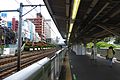 月台左側並設湘南新宿線（山手貨物線）軌道，邊坡種滿杜鵑花（2015年6月）