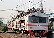 2扉車と3扉車の混結編成