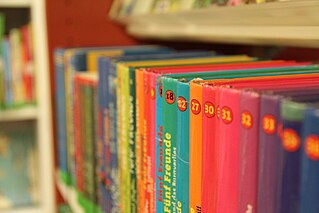 Livres pour enfants sur une étagère.