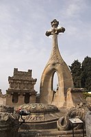 Panteón de Esqueu-Villalonga visible desde todo el cementerio