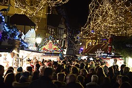 Un marché de Noël illuminé de nuit.