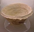 کاسه‌ای از جنس خاک رس کشف شده از تپه مارلیک، موزه رزکرس مصر، سان خوزه، کالیفرنیا. این نوع کاسه می‌توانست در برگیرنده سهمیه غذایی یک روز کارگری باشد که به بیگاری گرفته می‌شده‌است.