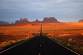 Amanecer en Monument Valley, Utah, U.S. Route 163.