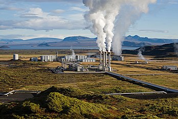 La centrale électrique géothermique de Nesjavellir, à Þingvellir, en Islande. Les deux tiers de l'énergie primaire islandaise proviennent de la géothermie. (définition réelle 2 400 × 1 600)