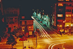 L'ambassade du Guatemala, vue de nuit sur l'avenue Winston Churchill.