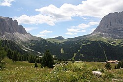 A Sella-hágó északkeletről, a Grödeni (Gardena) völgyből nézve. Balra a Sella, jobbra a Langkofel (Sassolungo) csoport