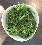 Salade de wakame au sésame (goma wakame), à base de Undaria pinnatifida